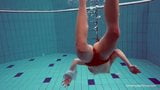 La ragazza di nuoto subacquea Alice Bulbul snapshot 11