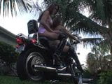 2 chicas acelerando la motocicleta en botas snapshot 6