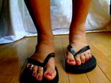 Pies de chico mariquita jugando en chanclas snapshot 1