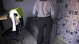 एमेच्योर milf(चोदने लायक मम्मी) पूरी पीठ की पैंटी में काम के कपड़े उतारने की कोशिश करती है और पैंटी लाइन को छेड़ती है snapshot 2