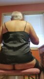 Des hauts de cuisse, une cami et un concombre, de quoi d'autre a besoin une chatte pour se sentir bien! snapshot 15