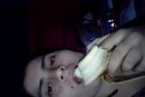Monica bhavi frotando banana snapshot 4