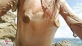 Nippleringlover - milf tesuda em camisa molhada transparente mostrando mamilos extremamente perfurados, buceta e cu sexy na praia pública snapshot 6