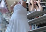 Latina vestido blanco en el trabajo snapshot 3