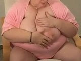 Une grosse mamie montre ses seins magnifiques snapshot 2