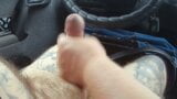 Cadela masturba meu pau no carro até eu gozar em close-up snapshot 3
