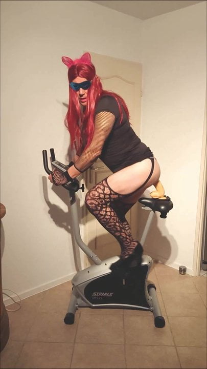 Crossdresser dildóval lovagol otthoni kerékpáron - 1. rész