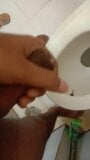 Solo masturberen video alleen in toilet homo masturbatie snapshot 9