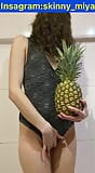 Une fille mince joue avec de l'ananas snapshot 2