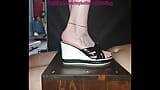 Ella aplasta mis bolas en zapatillas de cuña en la mesa de ballcrushing mientras tengo mis manos bloqueadas en la mesa con manoplas snapshot 1