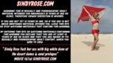 Sindy Rose se folla el culo con un gran consolador blanco en las dunas del desierto con prolapso anal snapshot 1