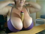 Une belle-mère sexy à gros nichons en webcam snapshot 6