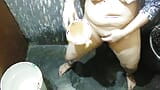 Chhoti Behen Ko Puri Nangi Hokr Nahate Dekha apni chut mai ungli dal k toilet kr diya Desi Village Girl Bathroom Video snapshot 5