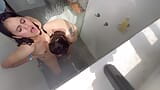 Mi piace fare il bagno con la moglie lesbica della mia migliore amica!! snapshot 15