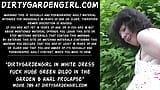 Dirtygardengirl in witte jurk neukt enorme groene dildo in de tuin & anale verzakking snapshot 1