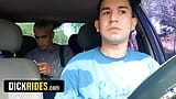 Schattige blonde jongen Edipo Rey streelt de pik van geile chauffeur Leo Blue in de taxi volledige film - lul rijdt snapshot 4