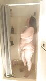 Une grosse MILF profite d'une longue douche en prenant un gros gode dans le cul collé sur le mur de la douche snapshot 17