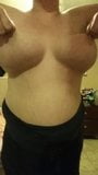 Jugando con mis tetas snapshot 3