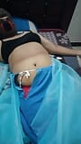 Kerala tante op bed met transparante saree die bediende aanraakt snapshot 11