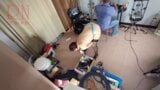 Ein nacktes Zimmermädchen putzt in einem dummen Büro des Ingenieurs. Echte Kamera im Büro. Kamera 1 snapshot 17