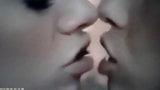 Sexig smack kyssar nästan i synk. (Läppar knullar) snapshot 4