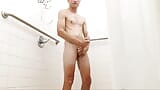 Masturbation ouvertement sous la douche publique snapshot 3