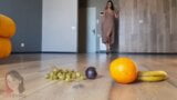 Heet ondeugend meisje duwt fruit ... asmr video ...... snapshot 1