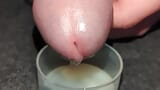 Ekstremalne zbliżenie Ogromny gruby ładunek spermy wytrysk do kubka i połknięty snapshot 3
