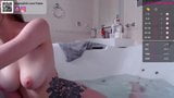 Blondine masturbiert in der Badewanne snapshot 19