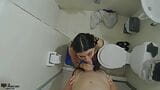 バスルームで彼の巨根をフェラして継息子を驚かす-スペイン人のポルノ snapshot 12