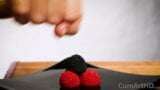 Cfnm handjob + pancutan mani pada candy berries! (pancutan mani pada makanan 3) snapshot 15