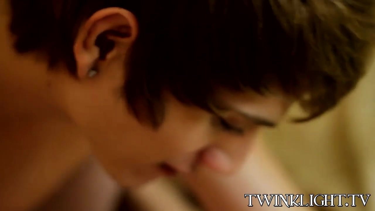 twink james taylor在吹吸血鬼鸡巴后肛交