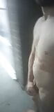 Sexy hunky jock camina por una plaza desnudo afuera en público snapshot 1