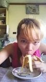 Filipina Bea lutscht Banane und Sahne snapshot 10