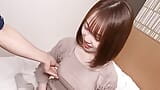 Urocza azjatycka dziewczyna z krótkimi włosami używa jej ciasnej ogolonej cipki, aby zrobić ci spermę snapshot 1