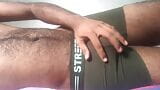 Schwarzer behaarter Papi mit großem Schwanz, der auf Unterwäsche masturbiert snapshot 7