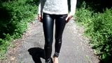 Saltos de 20 cm e leggings de couro, caminhada no parque snapshot 3