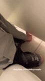 Genç çocuk umumi tuvalette rastgele adamı mastürbasyon yapıyor ve boşalmasını sağlıyor snapshot 2