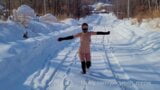 Caminata desnuda en invierno snapshot 8