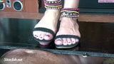 Lady alegria viene munto con i piedi in sandali estivi snapshot 1