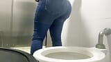 Sexy meisje wordt vastgelegd in openbare toiletten in een winkelcentrum snapshot 1