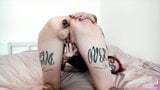 Tattoed studentka pieprzy cipkę i tyłek zabawki erotyczne za przepustkę snapshot 10