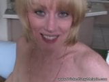 Amateur blonde Gilf zuigt pik terwijl ze op haar mobiele telefoon zit snapshot 9