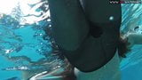 La nana sexy Diana Kalgotkina nage nue dans la piscine snapshot 2