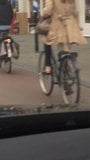 Ragazza in bici snapshot 4