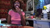Entzückendes schwarzes Mädchen lutscht großen alten weißen Schwanz mit Gesichtsbesamung snapshot 2