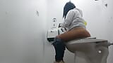 Camara meando baño publico de hospital snapshot 10