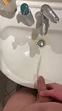Une grosse bite allemande pisse dans le lavabo de la salle de bain des parents snapshot 2