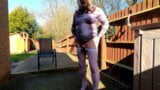 Amateur Transvestit Kelly CD genießt Schwanz ihres Sissy-Mädchens im Garten snapshot 14