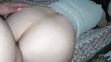 Schlampe MILF-Hausfrau mit dickem Arsch wird POV im Doggystyle arschgefickt snapshot 1